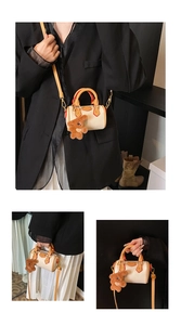 Détails du mini sac Boston en cuir beige avec anses camel et breloque petit ours