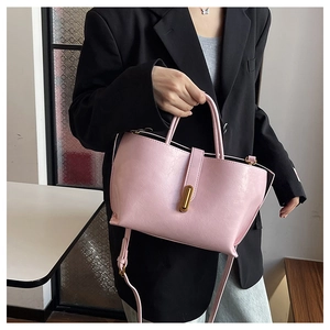 Sac à main trapèze rose en cuir PU avec poignées et fermoir métallique doré élégant