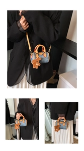 Mini sac polochon en denim avec poignées en cuir et pendentif ours en peluche mignon