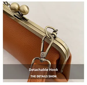 Détail du fermoir en bronze et du crochet amovible sur le sac vintage en cuir marron