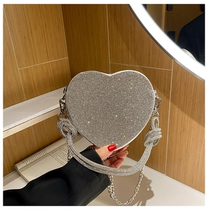 Vue détaillée du sac à main en forme de cœur avec strass brillants et bandoulière chaîne