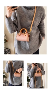 Détails du mini sac Boston rose en cuir texturé avec garniture rouge et boucles dorées