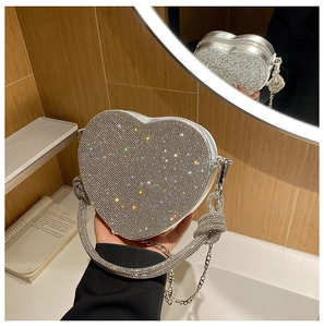 Gros plan détaillé du sac à main en forme de cœur avec strass argentés et chaîne