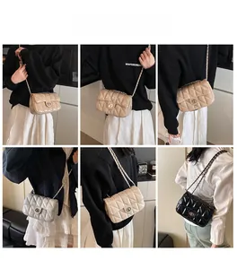 Détails de sacs à bandoulière matelassés en quatre couleurs avec photos de mannequins