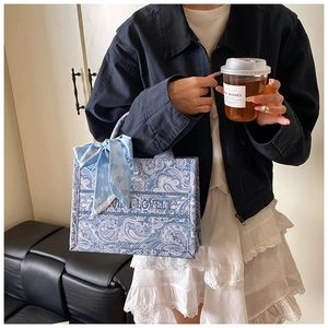 Dettaglio borsa shopper blu con motivo paisley, foulard e ricamo LOVELY