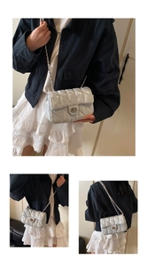 Vue en trois angles d'un sac à bandoulière matelassé gris clair avec chaîne argentée