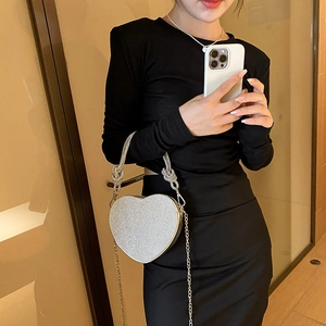 Sac à main étincelant en forme de cœur avec strass argentés et bandoulière en chaîne chic