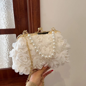 Pochette de soirée blanche en dentelle rose avec anse perle et chaîne dorée