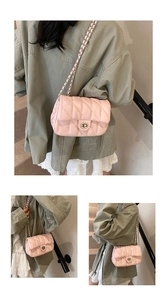 Détails du sac bandoulière rose clair matelassé avec chaîne et fermoir rotatif