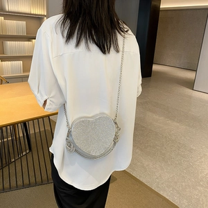 Sac à main étincelant en forme de cœur avec strass argentés et chaîne bandoulière