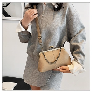 Détail du sac coquillage en cuir PU beige avec grosse chaîne et fermoir en métal