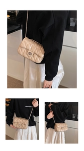 Détails du sac bandoulière beige matelassé en cuir verni avec chaîne argentée et fermoir