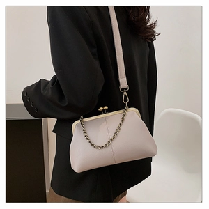 Détail du sac rétro gris avec chaîne en bronze et bandoulière sur le mannequin