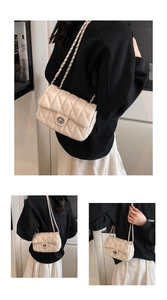 Détails d'un sac bandoulière matelassé beige avec bandoulière chaîne et fermoir en métal