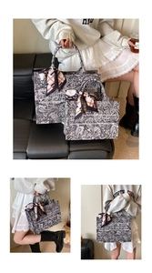 Dettaglio borsa tote con motivo paisley bianco e nero e foulard su divano in pelle