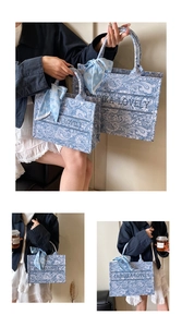 Dettaglio del set di borse tote in tela paisley blu e bianco con foulard di seta sul manico
