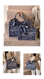 Dettaglio della borsa tote ricamata paisley blu navy con manico decorato da foulard