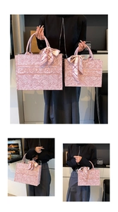 Set di due borse tote in tela paisley rosa con manici decorati da foulard a quadretti