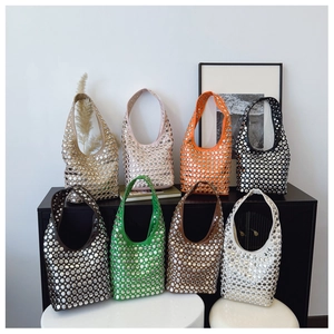 Collection de sacs seaux multicolores avec rivets métalliques argentés et clous