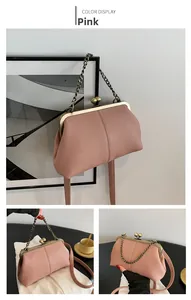 Vue détaillée du sac coquillage rose en cuir grainé avec fermoir doré et bandoulière