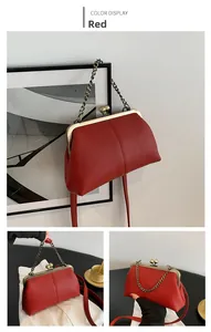 Sac coquille rouge texture litchi avec fermoir doré vintage et bandoulière chaîne