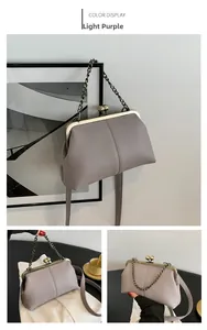 Vue détaillée du sac en cuir litchi violet clair avec fermoir rétro et chaîne en métal