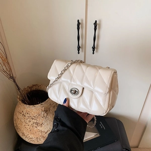 Sac à Bandoulière Chaîne Matelassé pour Femmes Elégant en Cuir PU Motif Diamant Sac Crossbody avec Fermoir Tournant en Métal Petit Sac Carré