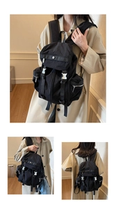 Détail du sac à dos en nylon noir avec boucles métalliques pour les trajets quotidiens