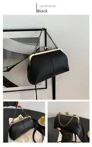 Vue détaillée du sac coquillage en cuir grainé noir avec cadre doré et fermoir à boules