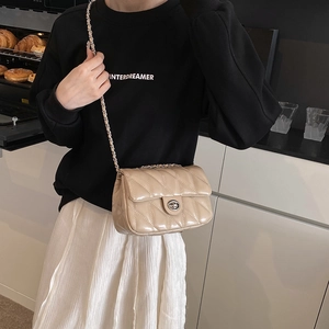 Sac bandoulière matelassé beige avec fermoir argenté et bandoulière chaîne en cuir