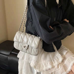 Sac à bandoulière matelassé blanc avec bandoulière chaîne argentée et fermoir pivotant