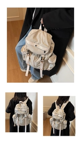 Détail du sac à dos en nylon avec rabat à boucle et poches latérales fonctionnelles