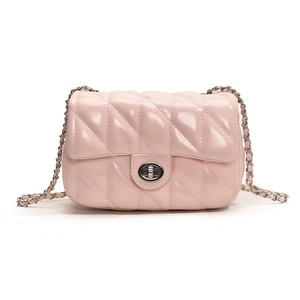 Sac bandoulière rose matelassé avec chaîne argentée et fermoir pivotant en métal