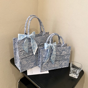 Set di borse tote in tela con motivo paisley blu e bianco e sciarpa di seta decorativa