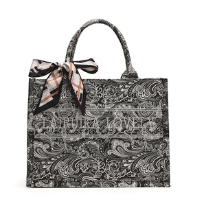 Borsa tote in tela paisley di tendenza con tracolla e foulard decorativo in seta