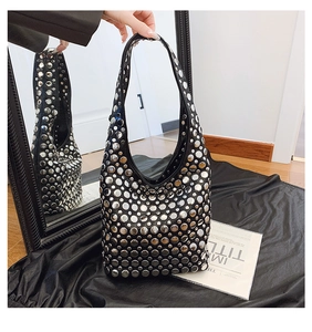 Détail du sac hobo noir avec rivets ronds argentés et large bandoulière intégrée
