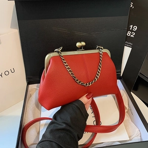 Sac coquille vintage rouge en cuir grainé avec fermoir doré et bandoulière chaîne