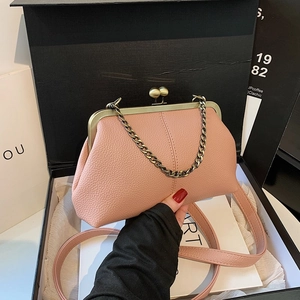 Sac à main rétro rose poudré en forme de coquillage avec chaîne et texture lychee