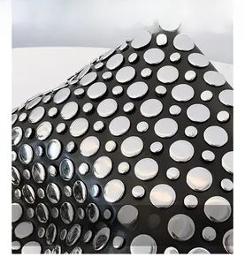 Gros plan d'un sac en cuir noir avec des rangées denses de rivets métalliques style punk