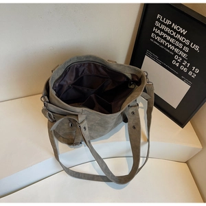 Détail de vue de dessus du grand sac cabas gris foncé montrant les poches intérieures utiles