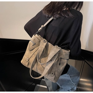 Gros plan du sac cabas vintage kaki avec fermeture éclair latérale et texture effet daim