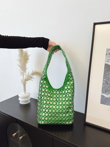 Sac à main chic en cuir vert avec rivets métalliques argentés et poignée supérieure élégante