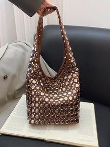 Sac fourre-tout en cuir marron avec rivets métalliques argentés et style punk chic