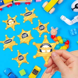 Vue détaillée des autocollants d'insigne de shérif jaune pour fêtes d'enfants sur bleu