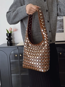 Sac hobo en cuir marron avec rivets argentés pour un look punk et élégant