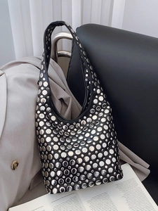 Sac hobo punk noir tendance avec des rivets argentés et détails de clous ronds