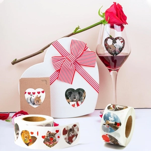 Roll of 500 heart-shaped realistic animal cat stickers for Valentine gift decoration