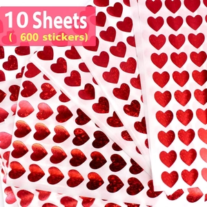 Vue macro de 10 feuilles d'autocollants holographiques rouges en forme de cœur