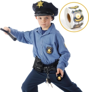 Vue détaillée d'un déguisement de policier pour enfants et rouleau d'autocollants insignes