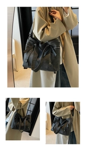 Vue détaillée du grand sac cabas gris foncé avec fermetures éclair et rivets sur modèle